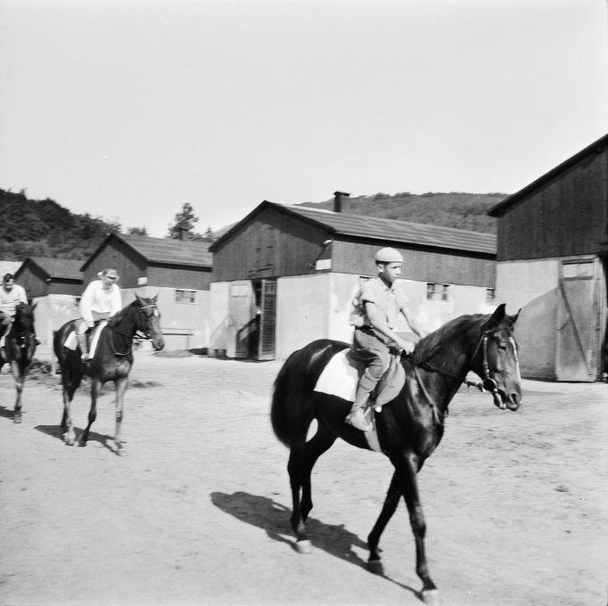 Výcvik jezdčíků (žokejů) na závodišti ve Velké Chuchli během praktického vyučování. Rok 1955