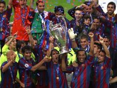 Hráči Barcelony s trofejí pro vítěze Ligy mistrů.
