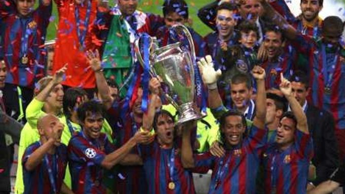 Hráči Barcelony s trofejí pro vítěze Ligy mistrů.