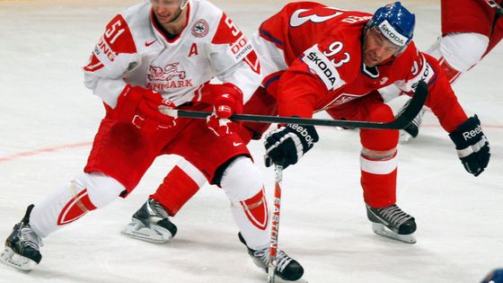 Petr Nedvěd se snaží obrat o puk Franze Nielsena. I tento záběr ukazuje, jak byl zápas bojovný.