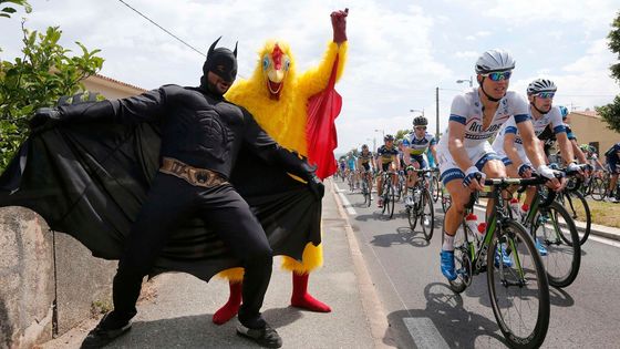 FOTO Týden Tour: Drsným pádům cyklistů nezabránil ani Batman