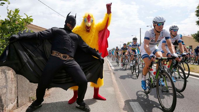 FOTO Týden Tour: Drsným pádům cyklistů nezabránil ani Batman