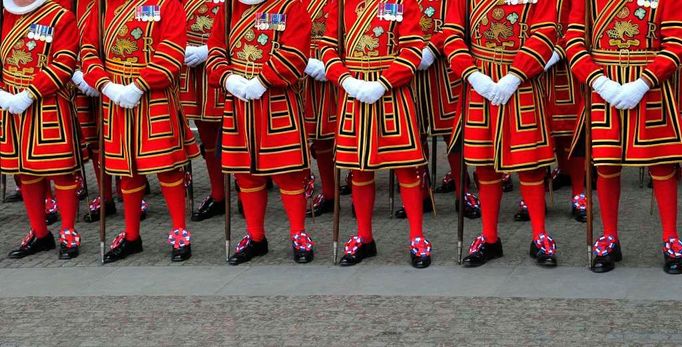 Příslušníci královské stráže (Yeomen Warders) v den 85. narozenin královny Alžběty II.