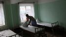 Inmate Boris Kovalyov, 32, makes a bed in sleeping quarters at a high-security male prison camp outside Russia's Siberian city of Krasnoyarsk April 30, 2013. Kovalyov was sentenced to eight years in a high-security prison camp for drug trafficking, but was released two and a half years early, on May 10, 2013, for good behaviour and participation in sports and cultural activities. Before being released, Kovalyov had been serving part of his sentence in high-security male prison camp number 5, intended to house male inmates who have multiple convictions for serious crimes. Prisoners at the facility work in wood and metal processing shops, manufacture furniture, sew clothes and do other kinds of work. They can also take part in educational, sport and cultural programs. Picture taken April 30, 2013. REUTERS/Ilya Naymushin (RUSSIA - Tags: CRIME LAW SOCIETY) ATTENTION EDITORS: PICTURE 25 OF 29 FOR PACKAGE 'INSIDE SIBERIA'S PRISONS' SEARCH 'ILYA PRISON' FOR ALL IMAGES Published: Čer. 19, 2013, 10:05 dop.