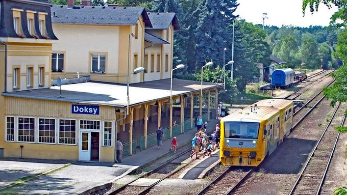 Nejkrásnější české nádraží je v Doksech. Láká na hraběcí čekárnu a fresky Máchova jezera
