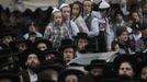 Ultra-Orthodox Jewish boys attend a protest against a new conscription law that might force ultra-Orthodox Jews to serve in the army, in Jerusalem's Mea Shearim neighbourhood June 25, 2012. Israel's Supreme Court ruled in February that the so-called "Tal Law", a 2002 measure that effectively shielded ultra-Orthodox communities from military service, was unconstitutional. The government, faced with the court's ruling, must now either revamp the law, which will expire in August, or approve new legislation. REUTERS/Baz Ratner (JERUSALEM - Tags: RELIGION MILITARY POLITICS CIVIL UNREST) Published: Čer. 25, 2012, 7:17 dop.