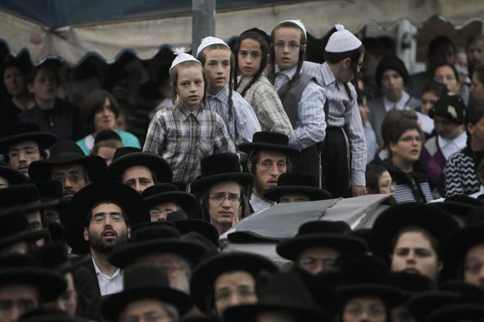 Ultra-Orthodox Jewish boys attend a protest against a new conscription law that might force ultra-Orthodox Jews to serve in the army, in Jerusalem's Mea Shearim neighbourhood June 25, 2012. Israel's Supreme Court ruled in February that the so-called "Tal Law", a 2002 measure that effectively shielded ultra-Orthodox communities from military service, was unconstitutional. The government, faced with the court's ruling, must now either revamp the law, which will expire in August, or approve new legislation. REUTERS/Baz Ratner (JERUSALEM - Tags: RELIGION MILITARY POLITICS CIVIL UNREST) Published: Čer. 25, 2012, 7:17 dop.