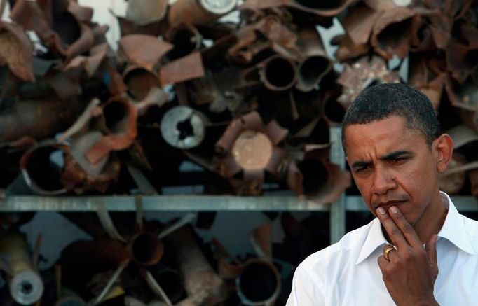 Místo k zamyšlení. Na policejní stanici ve Sderotu si Obama prohlédl výstavu zbytků raket, kteří palestinští radikálové odpálili z pásma Gazy na izraelské osady.