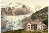 Horská chata Glocknerhaus leží v oblasti Grossglockneru a dnes se nachází přímo u vysokohorské placené silnice Grossglockner Hochalpenstrasse. V pozadí je vidět ledovec Pasterze a vrchol Grossglockner. Fotochromový kolorovaný tisk z černobílého negativu (zhruba 1890-1900).