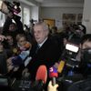 Prezidentské volby - Zeman obklopen novináři