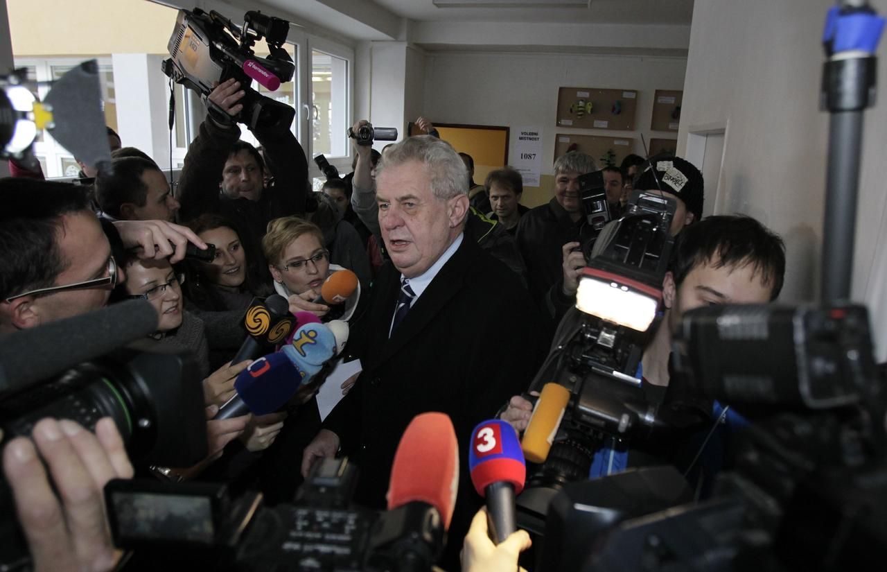 Prezidentské volby - Zeman obklopen novináři