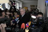 Miloš Zeman obklopený novináři po svém odhlasování.