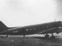 Armádní dopravní letoun Li-2 kbelské letecké základny, v němž se v roce 1953 rozvážely nové peníze.