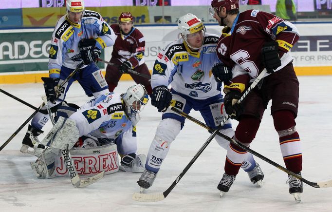 Hokej, extraliga, Sparta - Kometa Brno: Karel Pilař (29) - Jiří Trvaj