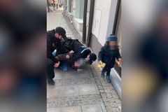 Tvrdé zásahy v době covidu: Policisté jsou ve stresu, se zákazy mnohdy sami nesouzní