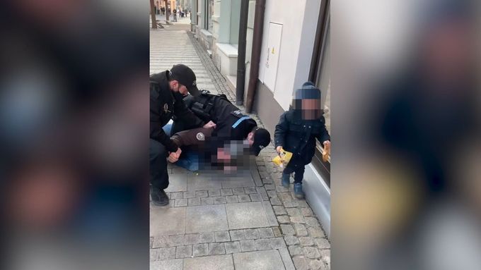 Strážníci v Uherském Hradišti zalehli otce bez roušky před jeho malým dítětem.