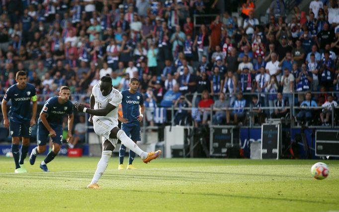 Sadio Mané střílí pátý gól Bayernu