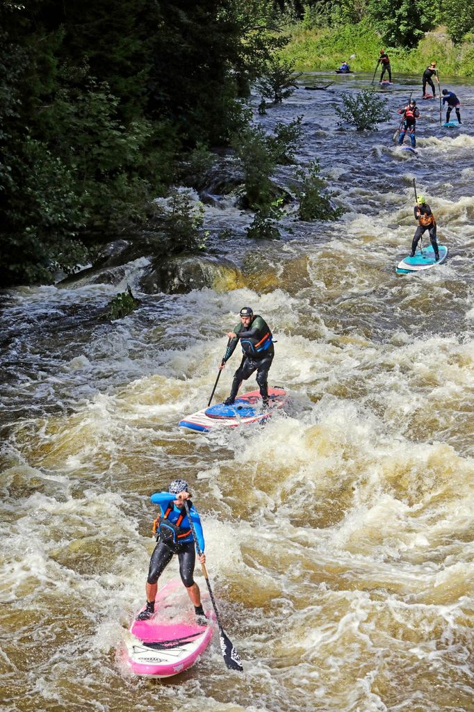 Paddleboardisti jezdí horní část zpod přehrady Lipno po Loučovice. Letos jeli tři typy závodů.
