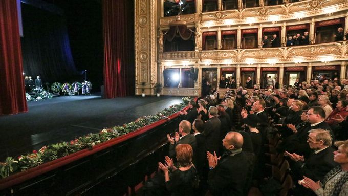 Potlesk vestoje zaplněného Národního divadla doprovodil herce Luďka Munzara na poslední cestu.