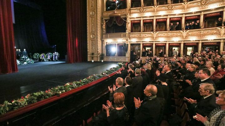 Obrazem: Herce Luďka Munzara vyprovodilo zaplněné a aplaudující Národní divadlo