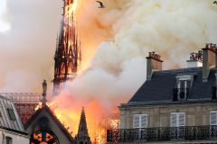 Požár Notre-Dame spustil kolotoč lží. Provokatéři šíří bizarní konspirační teorie