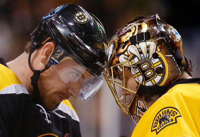 Jimmy Hayes (vlevo) a Tuukka Rask (2015).