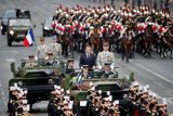 Při příležitosti oslav francouzského svátku se po třídě Champs-Élysées prošlo na 4300 vojáků.