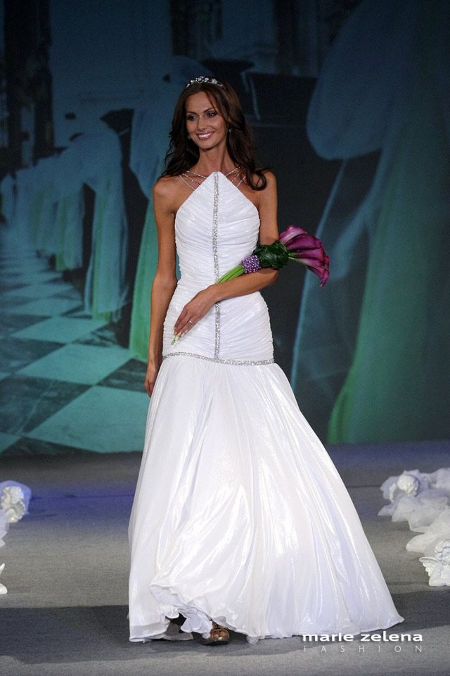Česká Miss roku 2008 Eliška Bučková ve svatebních šatech od Marie Zelené.