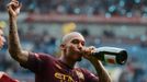 Fotbalista Nigel de Jong slaví vítězství anglického superpoháru Community Shield 2012 mezi Manchesterem City a Chelsea.