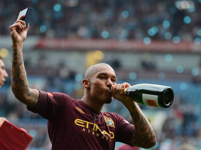 Fotbalista Nigel de Jong slaví vítězství anglického superpoháru Community Shield 2012 mezi Manchesterem City a Chelsea.