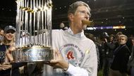 Majitel Red Sox John Henry s vítězným doutníkem a trofejí pro vítěze