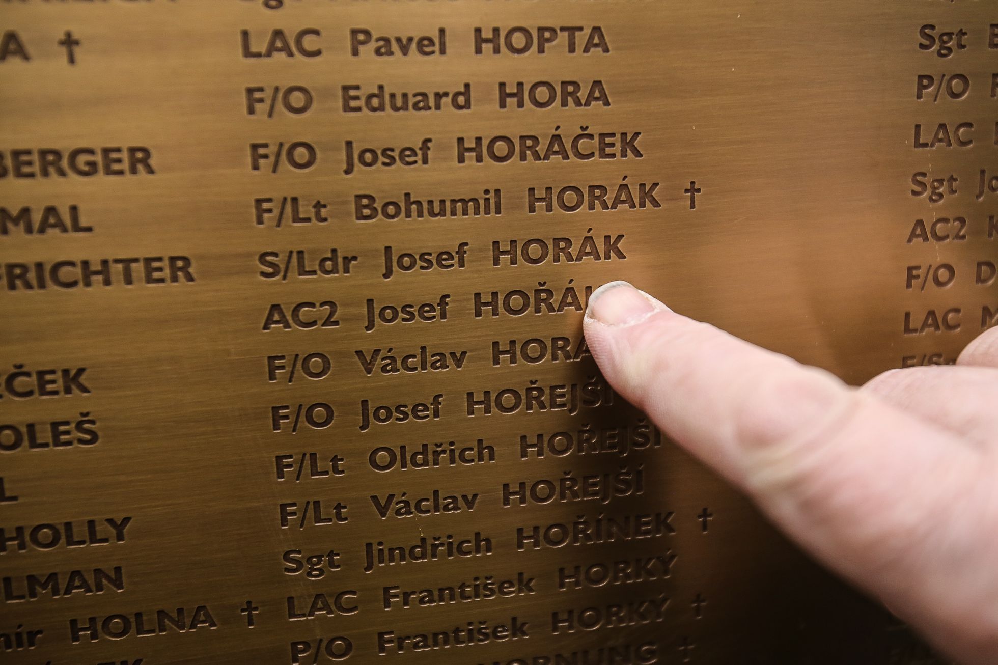 Odhalení pamětní desky Čechoslovákům bojujícím v RAF na památníku na Klárově v Praze