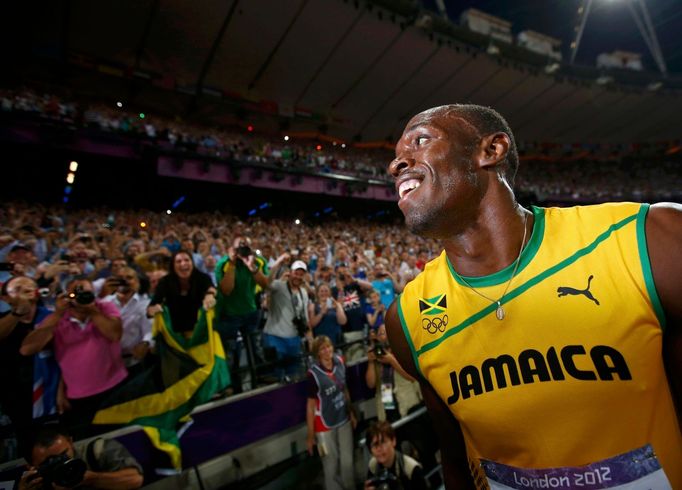 Jamajský sprinter Usain Bolt slaví vítězství ve sprintu na 200 metrů na OH 2012 v Londýně.