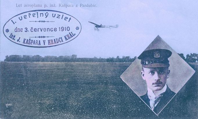 Na snímku: Let originálního letadla Blériot. Snímek pochází z Pardubic (byl pořízen během leteckého dne 19. 6. 1910), ale razítko a portrétní fotka vyšla s datací 3. 7. 1