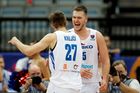 Martin Peterka a Vít Krejčí slaví v zápase Česko - Nizozemsko na ME v basketbalu v Praze 2022