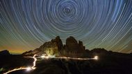 2. místo v kategorii "Beauty of Night Sky": Christoph Otawa z Německa s fotografií "Startrails over Dolomites".