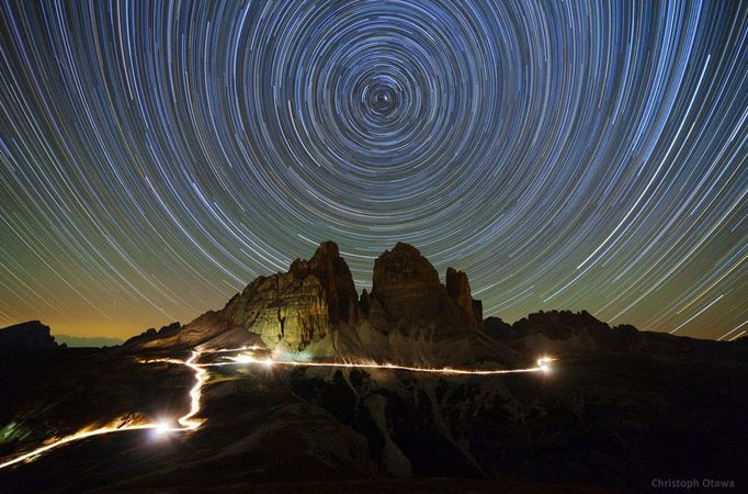 2. místo v kategorii „Beauty of Night Sky“: Christoph Otawa z Německa s fotografií „Startrails over Dolomites“.