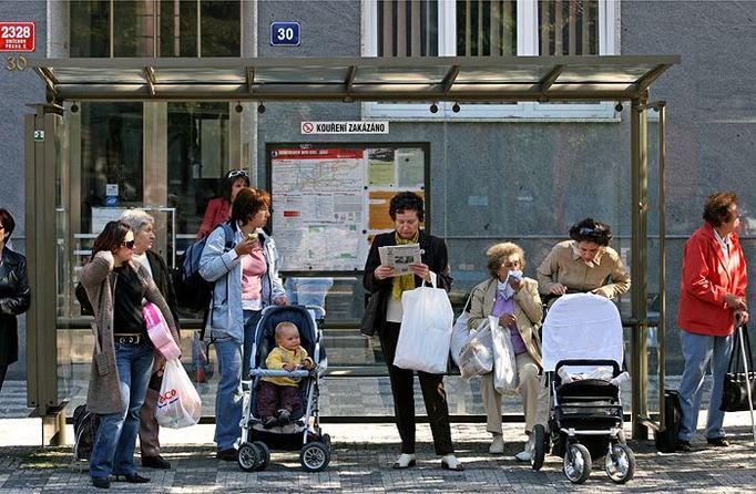 Česko zasáhl baby-boom. Ale do autobusu se na plošinu vejdou naráz kočárky jen dva. Matka, která přišla poslední, bude čekat 40 minut na jiný spoj.