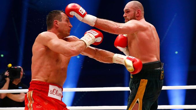 První zápas mezi Vladimirem Kličkem a Tysonem Furym překvapivě vyhrál druhý jmenovaný.
