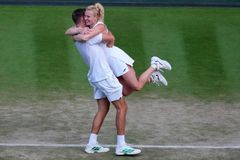 Jsi legenda, děkuji, slzel partner Siniakové. Mimořádná chvíle pak dojala Wimbledon