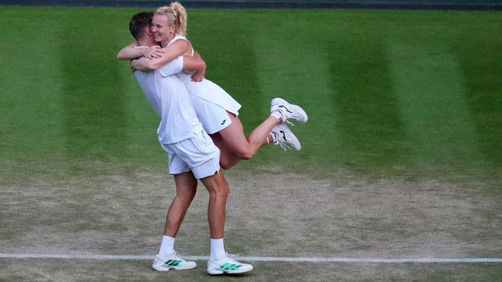 Jsi legenda, děkuji, slzel partner Siniakové. Mimořádná chvíle pak dojala Wimbledon; Zdroj foto: ČTK