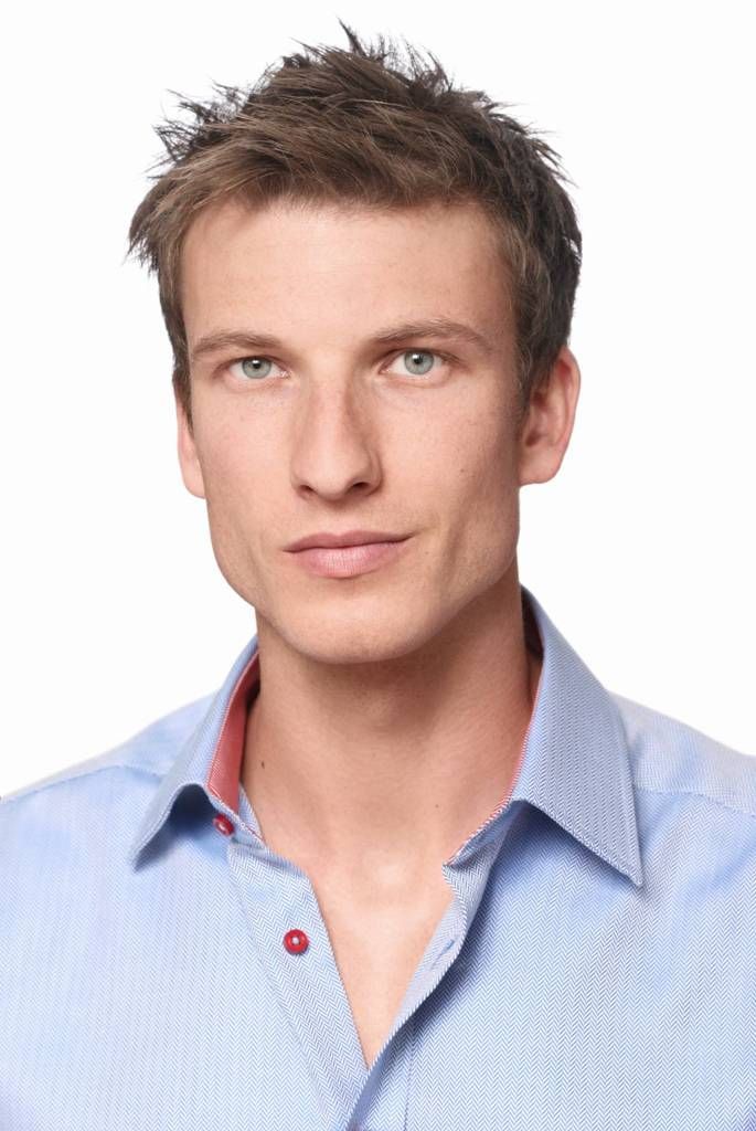 Randí starší muž na vysoké škole