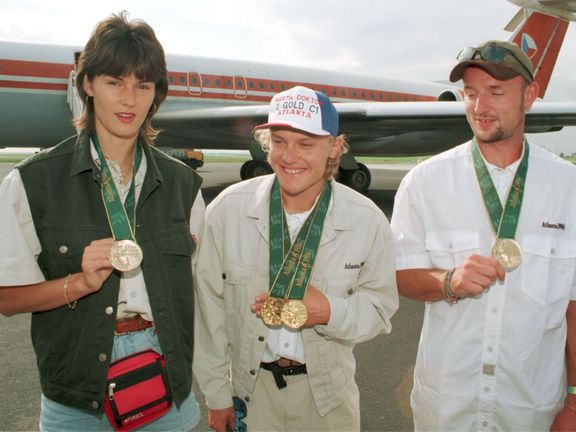 Šárka Kašpárková, Martin Doktor a Tomáš Dvořák s medailemi z olympiády v Atlantě.