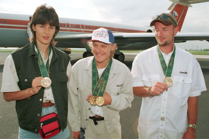 Šárka Kašpárková, Martin Doktor a Tomáš Dvořák s medailemi z olympiády v Atlantě.