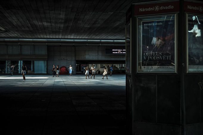 Hitomi Sató: ukázky z tvorby japonské fotografky, která nafotila knihu Crossing Prague