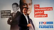 Klíčovým faktorem pro koalici bude výsledek svobodných (FPÖ). Předseda Heinz-Christian Strache na plakátech "zastavuje islamizaci" (vlevo za ním zloduch Kurz).