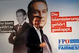 Klíčovým faktorem pro koalici bude výsledek svobodných (FPÖ). Předseda Heinz-Christian Strache na plakátech "zastavuje islamizaci" (vlevo za ním zloduch Kurz).