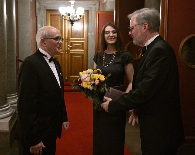 Ředitel Národního divadla Jan Burian (vlevo), premiér Petr Fiala z ODS a jeho manželka Jana.