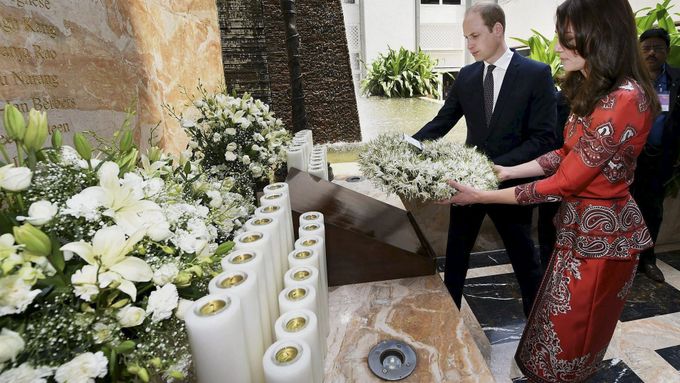Princ William a jeho manželka Kate uctili v Indii památku oběti teroristického útoku z roku 2008.