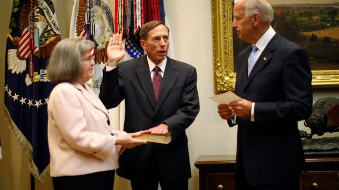 David Petraeus skládá přísahu jako nový šéf CIA do rukou viceprezidenta Joe Bidena